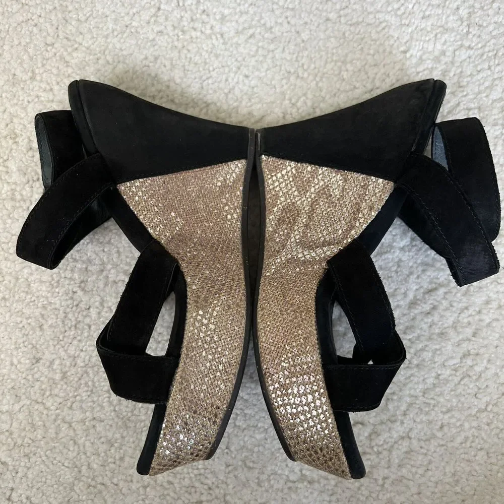 UGG  Ariah Black Suede Nubuck‎ Snake Wedge Platform Sandals Women Size 7